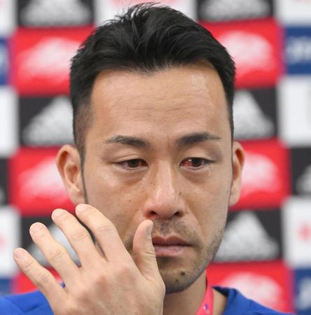 　一夜明け、涙を流して心境を語る吉田麻也（撮影・金田祐二）