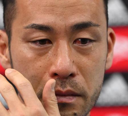 　一夜明け、涙を流して心境を語る吉田麻也（撮影・金田祐二）