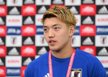 　一夜明け、心境を語る堂安律（撮影・金田祐二）