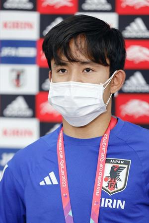 　クロアチア戦から一夜明け、取材に応じる久保