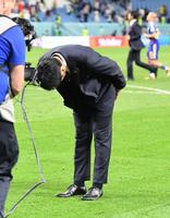 　頭を下げる森保監督（撮影・金田祐二）