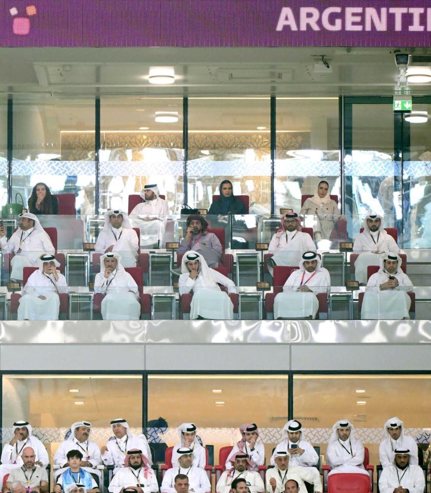 　最上段席のＶＩＰ席で観戦するカタール人