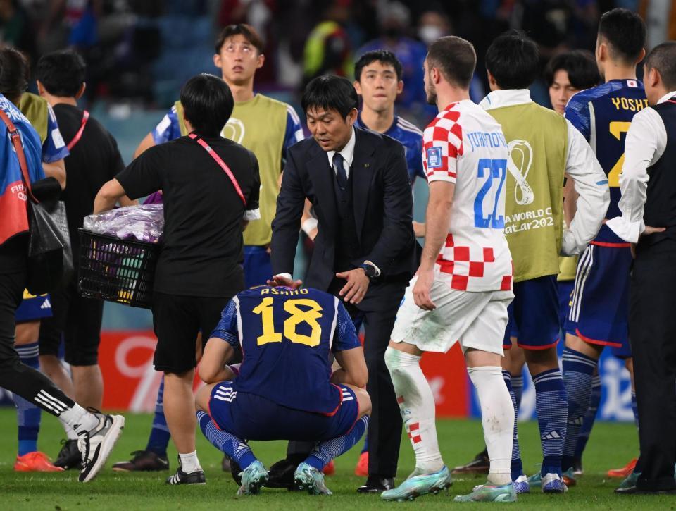 　イレブンをねぎらう森保一監督（撮影・金田祐二）