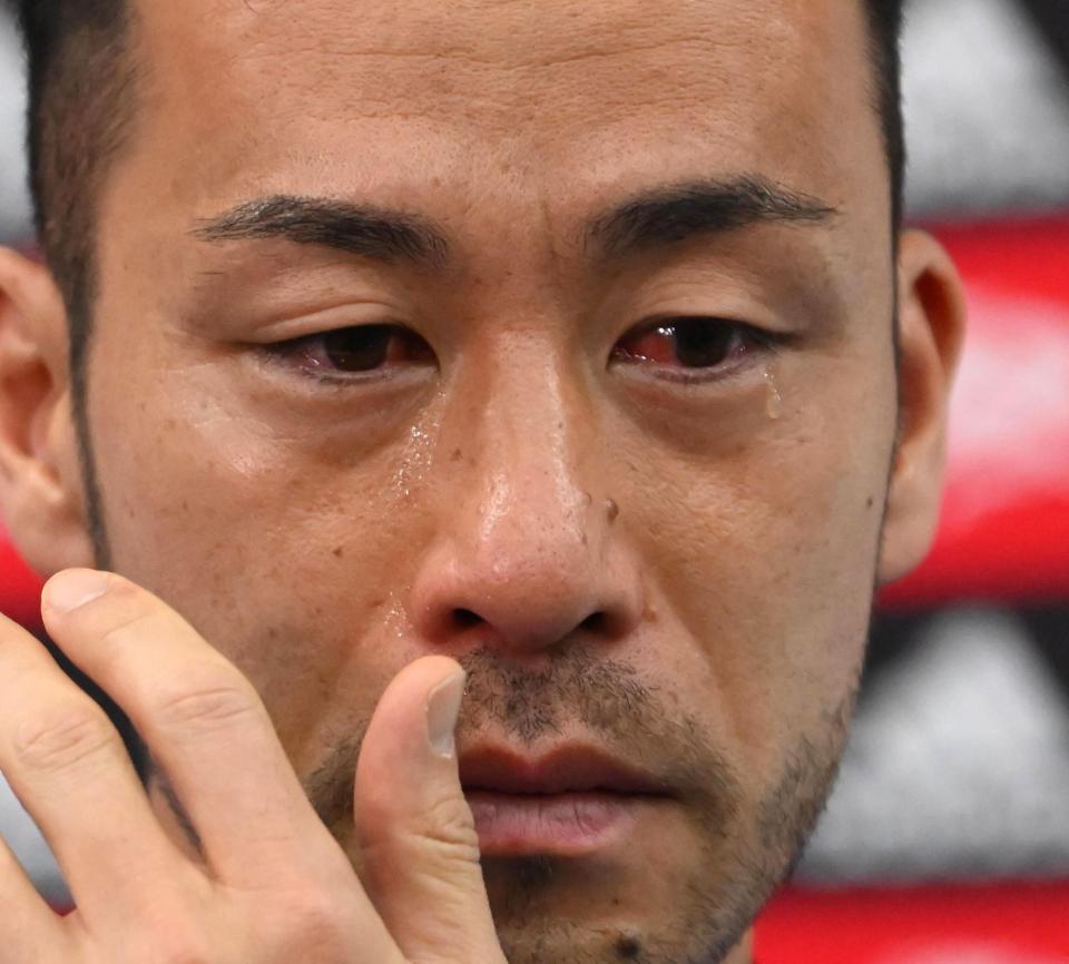 　一夜明け、涙を流して心境を語る吉田麻也（撮影・金田祐二）