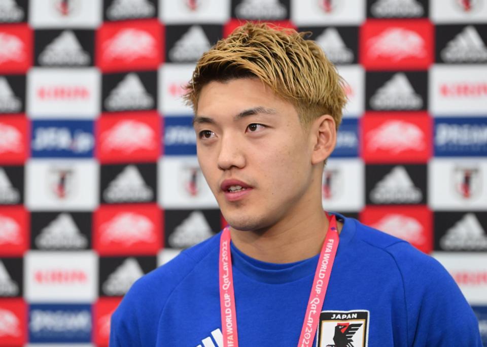 　一夜明け、心境を語る堂安律（撮影・金田祐二）