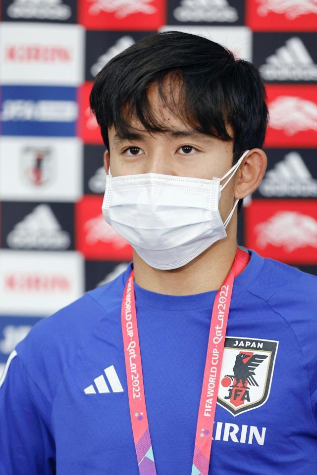 　クロアチア戦から一夜明け、取材に応じる久保