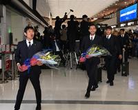 　日本に到着し、報道陣に感謝の言葉を述べる森保一監督（左）らサッカー日本代表（撮影・高石航平）