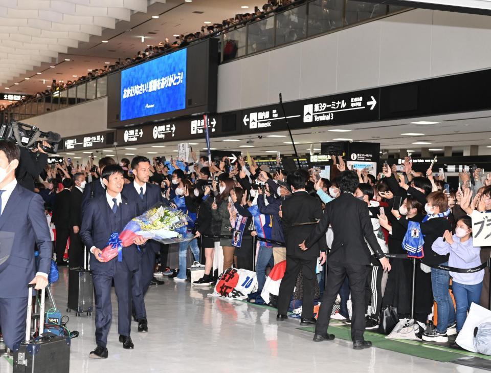 　帰国し、たくさんのファンに迎えられる日本代表・森保一監督らサムライブルー（撮影・高石航平）