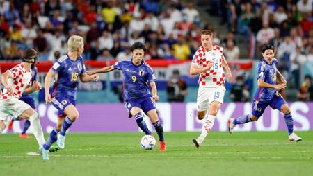 　日本－クロアチア戦の後半、攻め込む三笘（中央）＝５日、アルワクラ（共同）