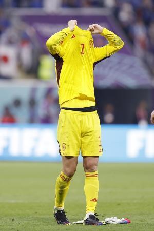 　Ｗ杯１次リーグで日本に逆転負けし、ユニホームを脱ぐドイツのＧＫノイアー＝１１月、ドーハ（共同）