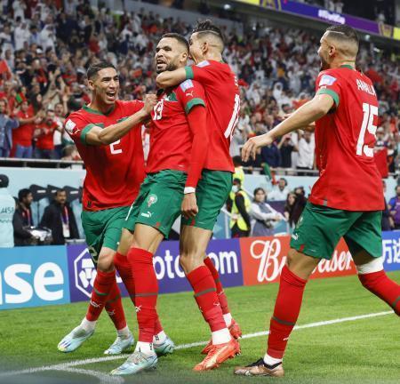 　モロッコ-ポルトガル　前半、先制ゴールを決め、喜ぶモロッコのネシリ（左から２人目）＝ドーハ（共同）