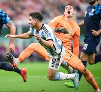 　前半、クロアチアのＧＫリバコビッチ（奥）と交錯するアルゼンチンのアルバレス。先制のＰＫを獲得