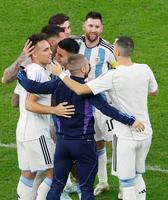 　クロアチアに快勝し決勝進出を決め、喜ぶメッシ（奥中央）らアルゼンチンイレブン
