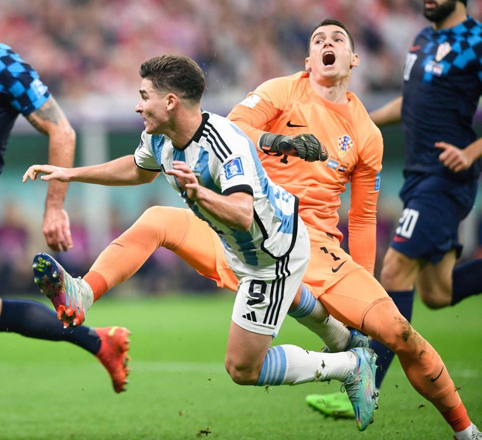 　前半、クロアチアのＧＫリバコビッチ（奥）と交錯するアルゼンチンのアルバレス。先制のＰＫを獲得