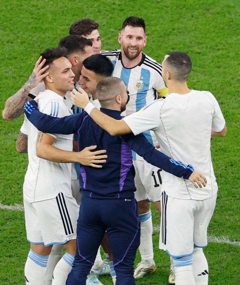 　クロアチアに快勝し決勝進出を決め、喜ぶメッシ（奥中央）らアルゼンチンイレブン