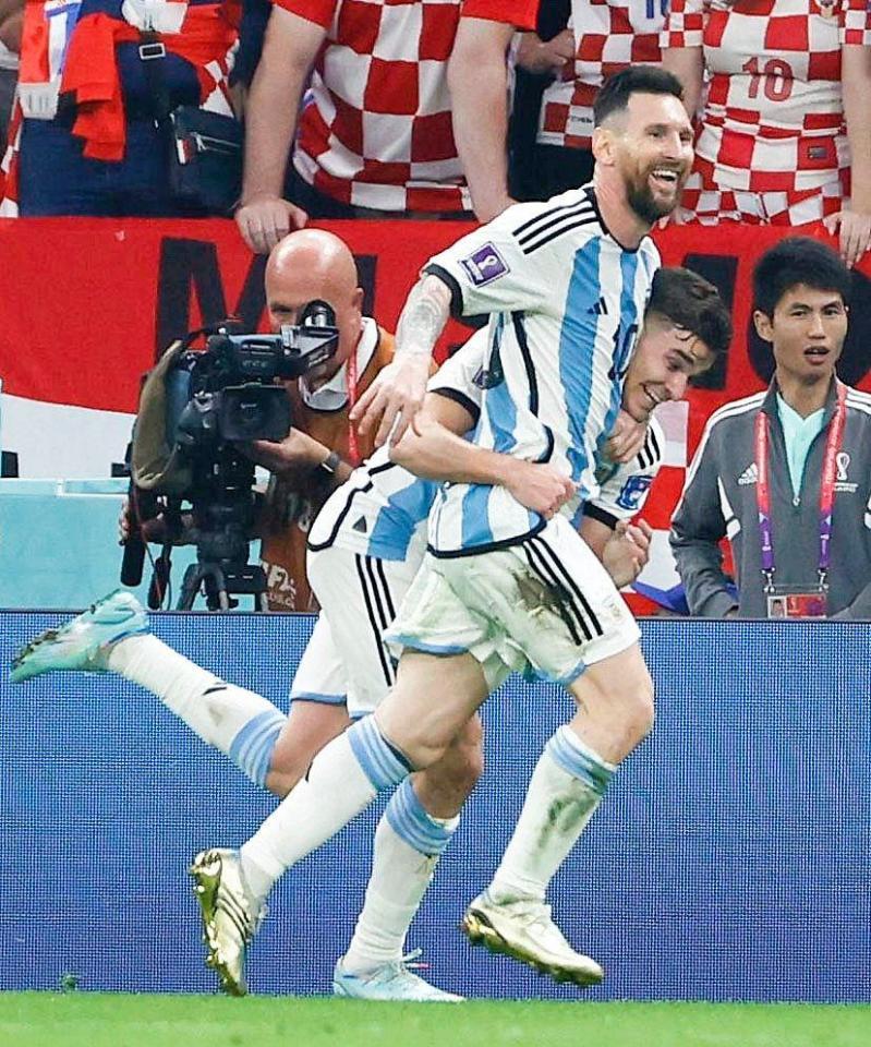 　前半、チーム２点目のゴールを決め、メッシ（手前）と喜ぶアルバレス