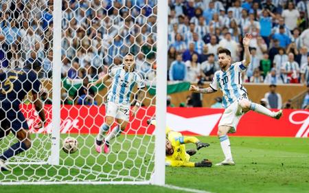 　延長後半、チーム３点目のゴールを決めるアルゼンチンのメッシ（右）。ＧＫロリス