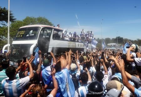 　サッカー・ワールドカップ（Ｗ杯）で優勝したアルゼンチン代表のパレード＝２０日、ブエノスアイレス（ロイター＝共同）