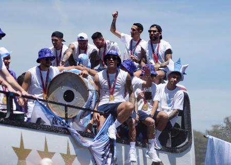 　パレードに参加したアルゼンチン代表の選手ら＝２０日、ブエノスアイレス（ロイター＝共同）
