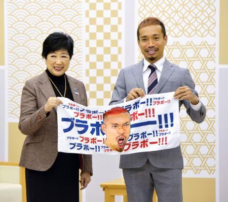 　東京都の小池百合子知事（左）を訪問したサッカー日本代表の長友佑都＝２２日午前、東京都庁