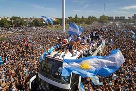 　２０日、サッカーＷ杯アルゼンチン代表を歓迎する大勢のファン（ＡＰ＝共同）