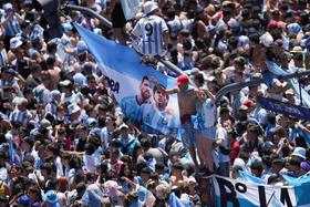 　アルゼンチン代表のパレードに集まったファンら＝２０日、ブエノスアイレス（ＡＰ＝共同）