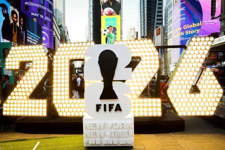 　タイムズスクエアに設置されたワールドカップ（Ｗ杯）のロゴ＝２０２３年、ニューヨーク（ロイター＝共同）