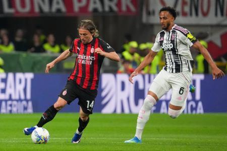 　２６日の試合でプレーするモドリッチ（左）＝ミラノ（ＡＰ＝共同）