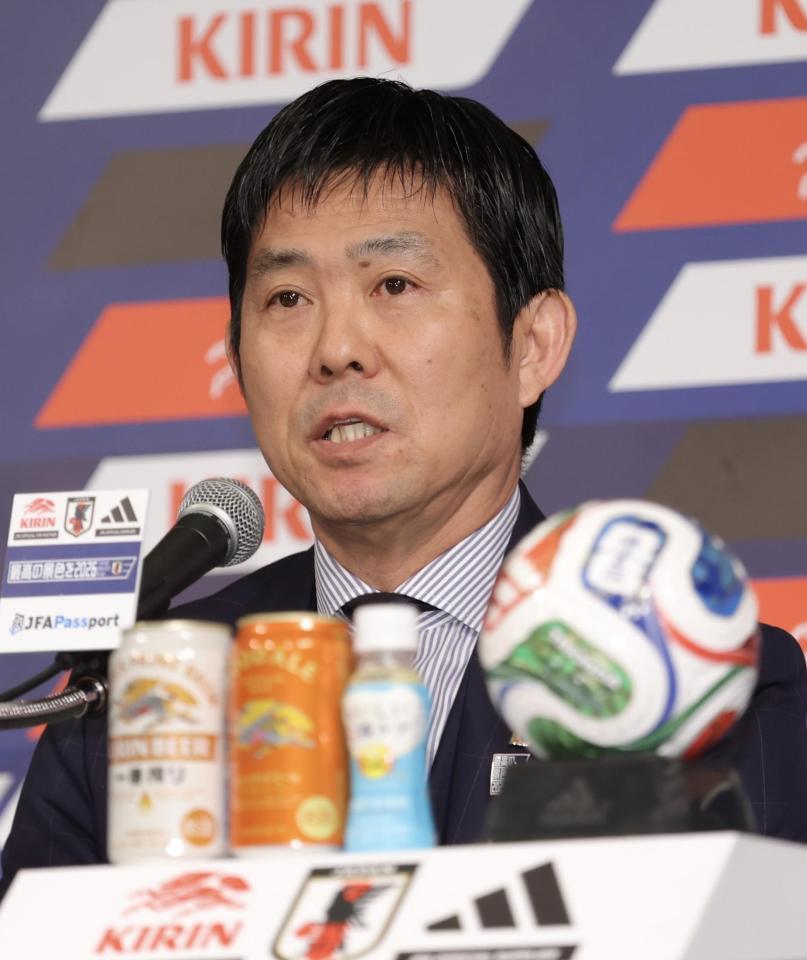 会見する森保監督
