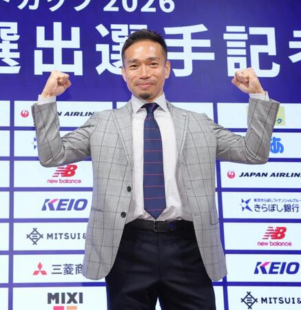 笑顔でポーズを決めるＦＣ東京・長友佑都（撮影・西岡正）