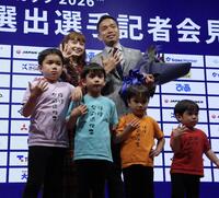 サプライズで登場した家族と並んで笑顔のＦＣ東京・長友