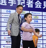 会見終盤で見せた長男の熱い魂に笑顔を見せるＦＣ東京・長友