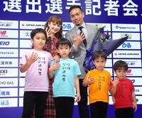 サプライズで登場した家族と並んでポーズを決めるＦＣ東京・長友佑都（右上）＝東京・渋谷のＭＩＸＩ本社（撮影・西岡正）