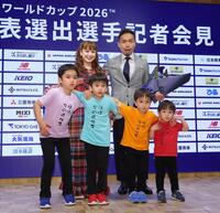サプライズで登場した家族と並んでポーズを決めるＦＣ東京・長友佑都（右上）＝撮影・西岡正