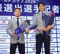 韓国代表に選出されたキム・スンギュ（右）と並ぶＦＣ東京・長友佑都（撮影・西岡正）