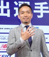 笑顔で５大会出場のポーズをとるＦＣ東京・長友佑都（撮影・西岡正）
