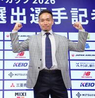 笑顔でポーズを決めるＦＣ東京・長友佑都（撮影・西岡正）