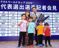 サプライズで登場した家族と並んでポーズを決めるＦＣ東京・長友佑都（右上）＝撮影・西岡正