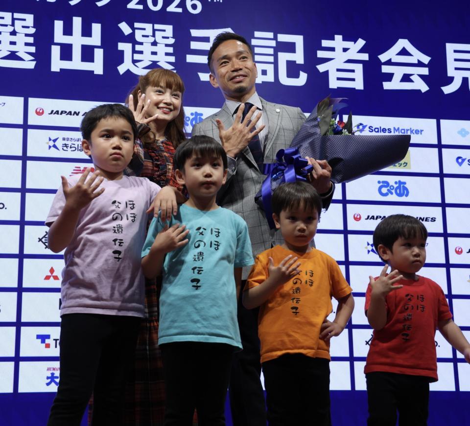 サプライズで登場した家族と並んで笑顔のＦＣ東京・長友