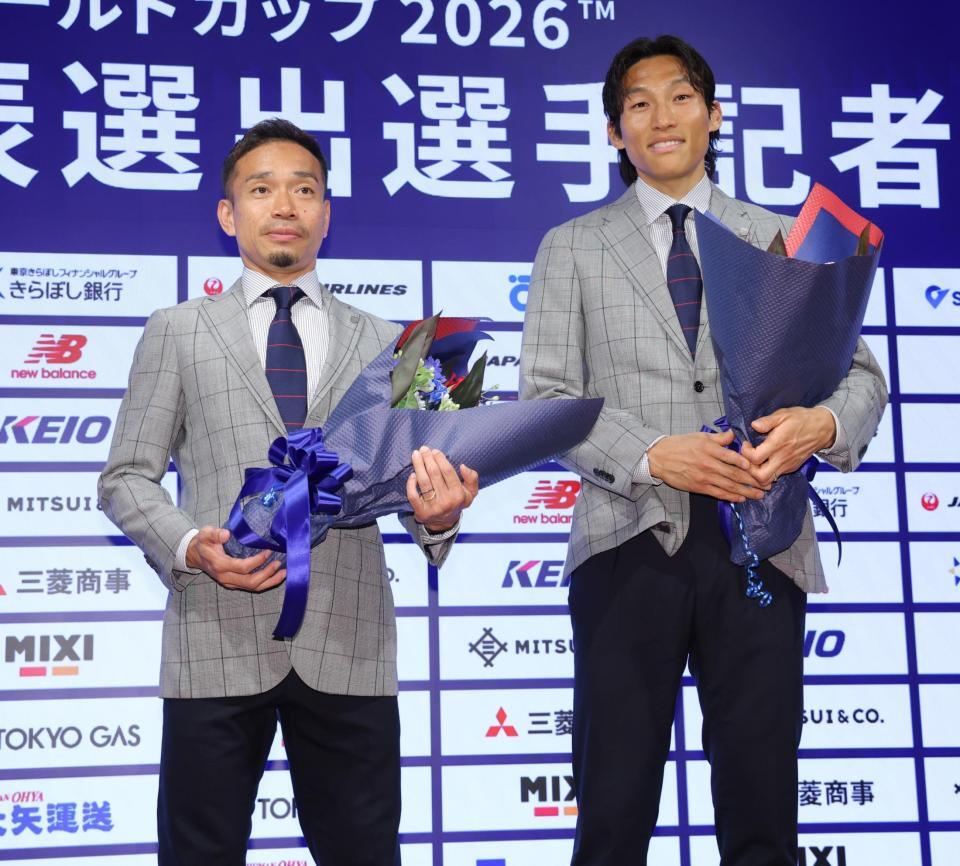 韓国代表に選出されたキム・スンギュ（右）と並ぶＦＣ東京・長友佑都（撮影・西岡正）