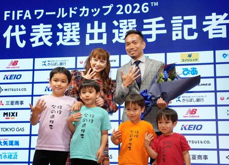 家族と写真に納まる長友（右上）＝５月１７日