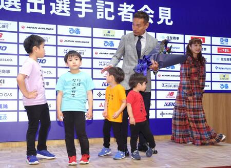 記念撮影が終わり、降壇を促されると、「もう終わり？」と納得がいかない様子の長男（左）にママ平愛梨もパパ長友佑都も笑い＝５月１７日