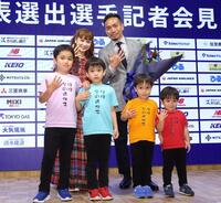 妻の平愛梨らがサプライズで登場。家族と並んで「５」ポーズを決める長友佑都＝５月１７日