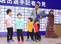 記念撮影が終わり、降壇を促されると、「もう終わり？」と納得がいかない様子の長男（左）にママ平愛梨もパパ長友佑都も笑い＝５月１７日