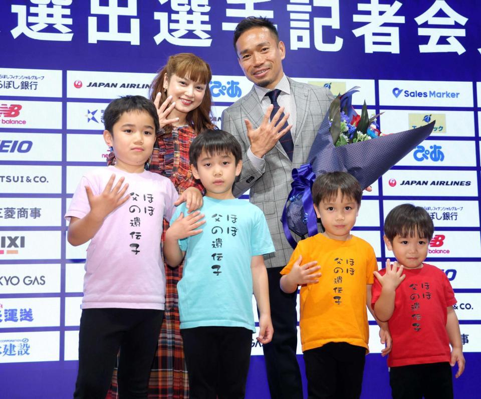 　サプライズ登場した妻の平愛梨、４人の息子たちと一緒にポーズをとるＦＣ東京・長友佑都（撮影・西岡正）
