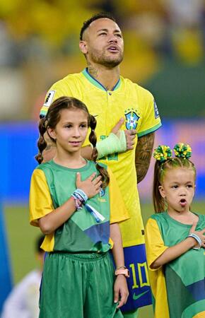 　ベネズエラ戦前に国歌を歌うブラジルのネイマール
