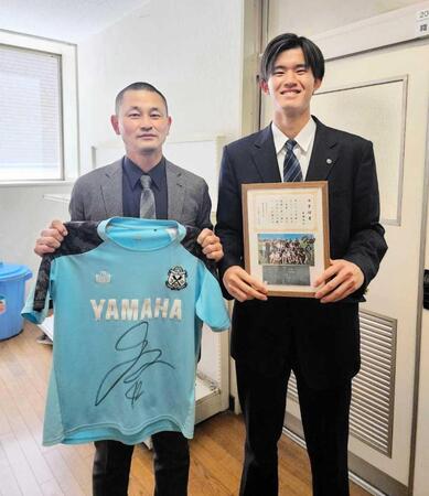 　“卒業証書”を贈った磐田東高の山本幸司教諭（左）と後藤啓介（２３年３月撮影）本人提供