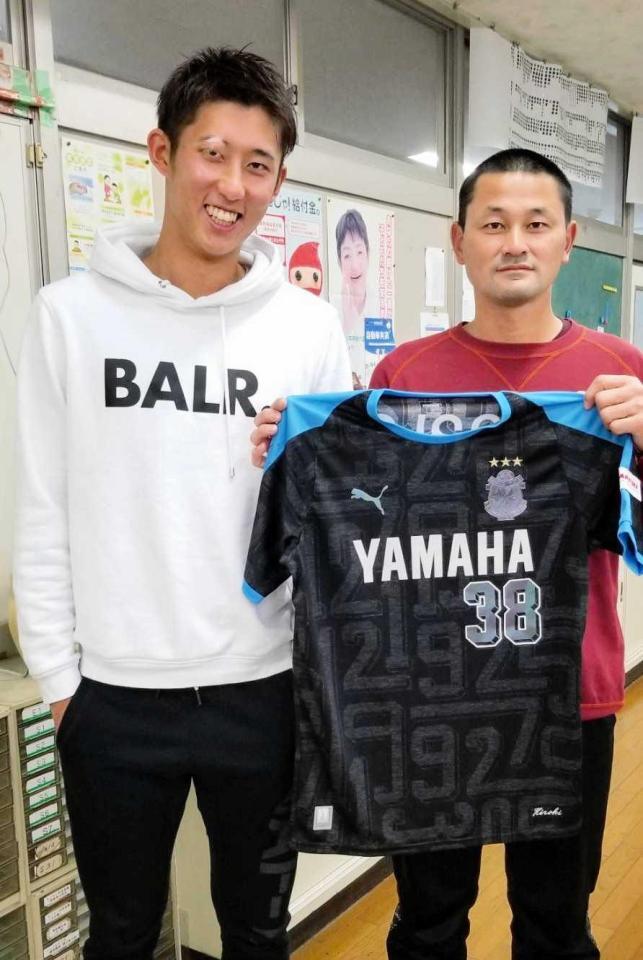 　伊藤洋輝（左）と高校の担任の山本幸司教諭