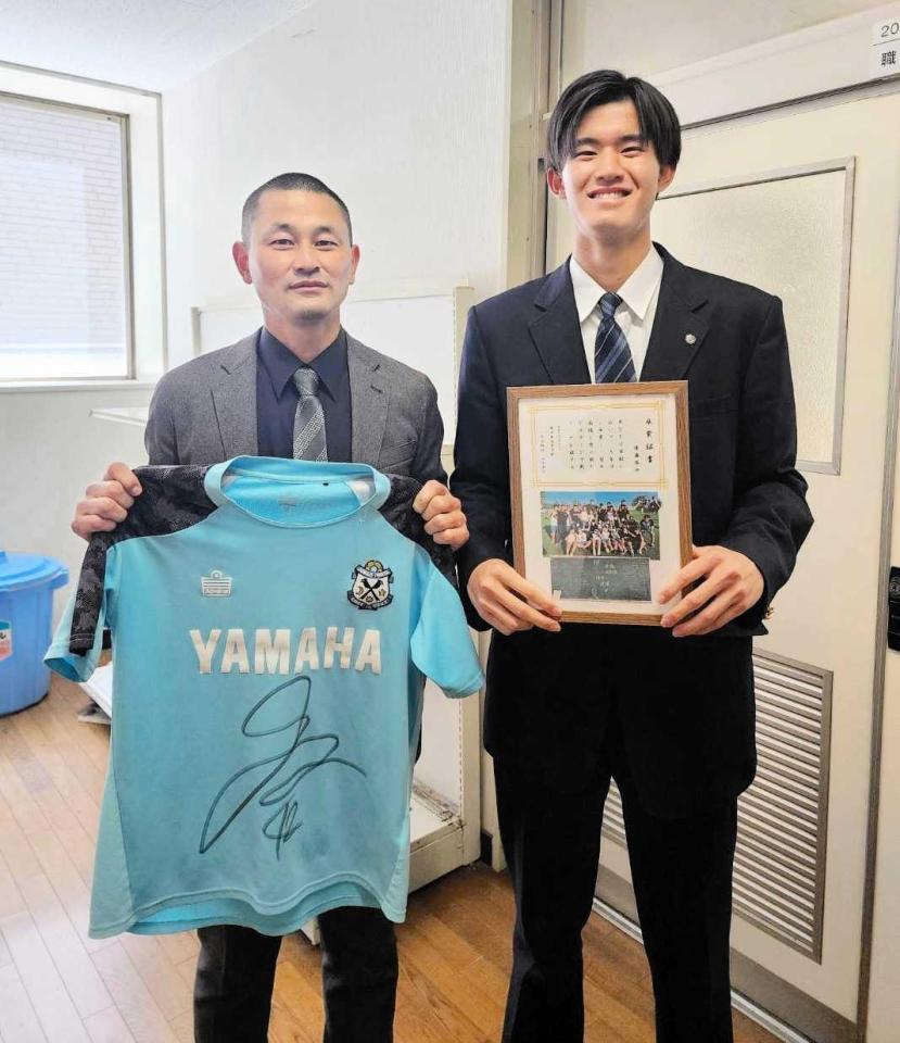 　“卒業証書”を贈った磐田東高の山本幸司教諭（左）と後藤啓介（２３年３月撮影）本人提供