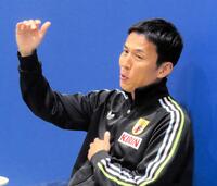 　取材に応じる長谷部コーチ